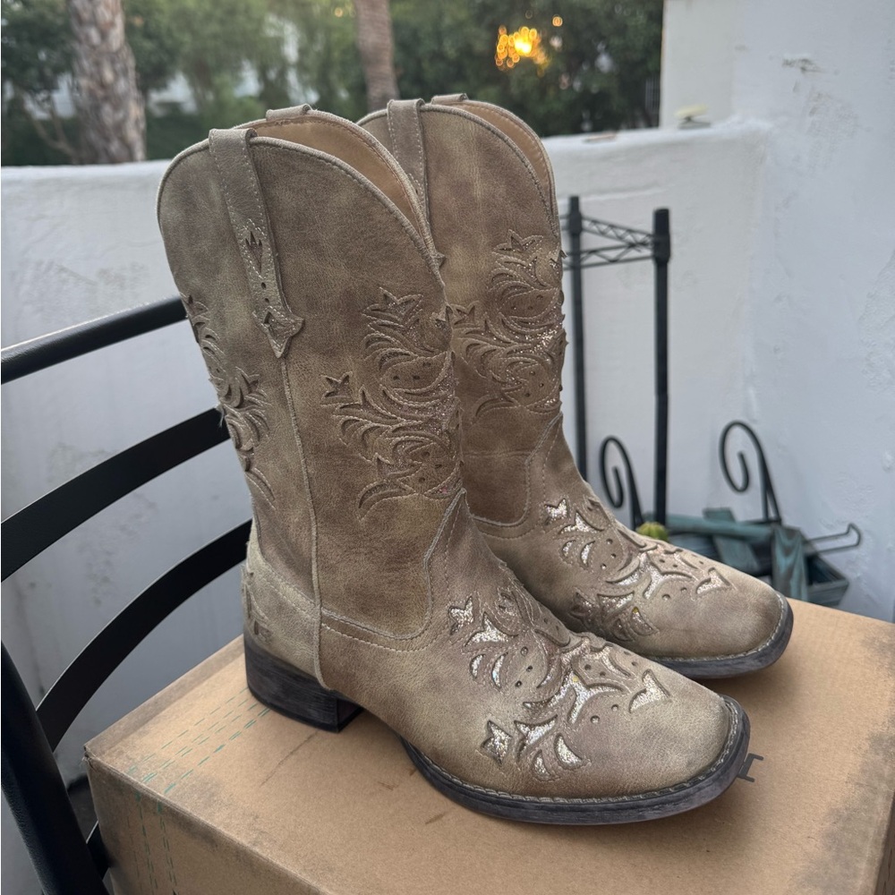Roper Distressed Cowboy Tan Heeled Boots